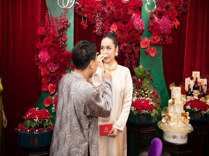 Vũ Hạnh Nguyên được chồng lau nước mắt khi bật khóc trong ngày ăn hỏi. Ảnh: VOV.
