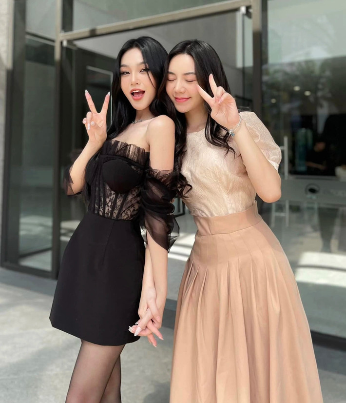 Cù Thị Trà và Quỳnh Kool (phải) thân thiết, vui vẻ ở hậu trường dù trên phim, Anh Thu do Cù Thị Trà đóng là tình địch của Nguyệt (Quỳnh Kool) (Ảnh: Facebook nhân vật).
