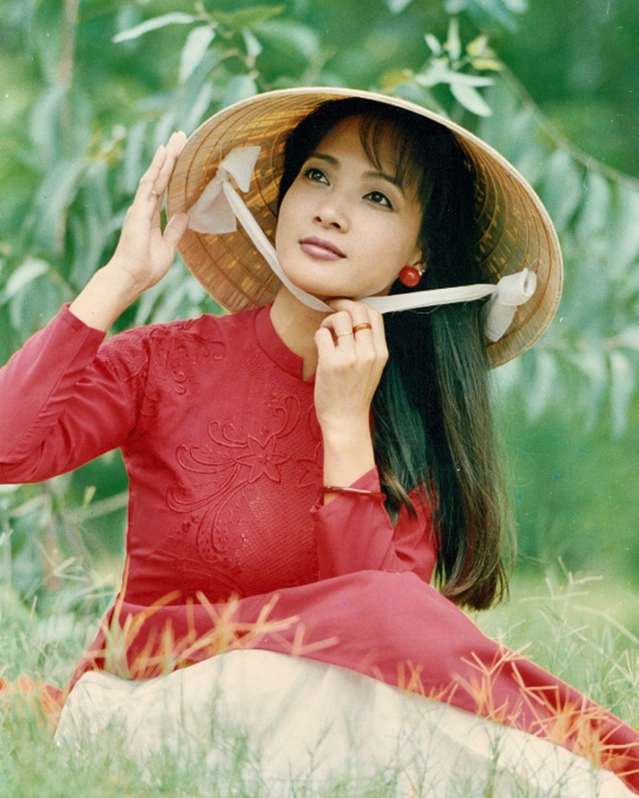 Lê Khanh cũng là một trong những gương mặt "mỹ nhân ảnh lịch" một thời cùng với Việt Trinh, Diễm Hương, Y Phụng, Giáng My… Chị thu hút bởi nét đẹp đằm thắm, thanh lịch của người Hà Nội.