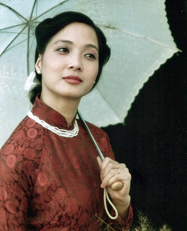Lê Khanh là một biểu tượng sắc đẹp của sân khấu kịch nói phía Bắc. Trong phim điện ảnh, NSND Lê Khanh gây ấn tượng qua các vai: Thái trong Điều anh chưa kịp nói, Mai trong K09 là ai, Huệ trong Cạm bẫy tình, Khanh trong Mùa hè chiều thẳng đứng (2000), và Thái Tuyết Mai trong Gái già lắm chiêu 3…