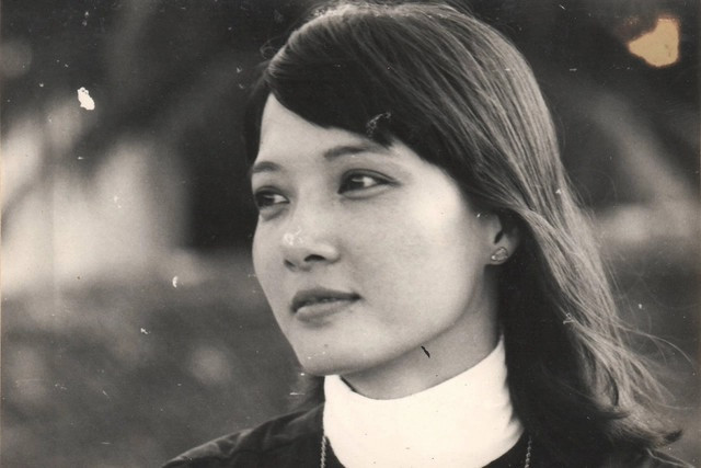 Nét đẹp khả ái giúp Lê Khanh lọt vào mắt xanh của đạo diễn Đức Hoàn, chị được mời vào vai nữ thanh niên xung phong trong phim "Từ một cánh rừng" khi mới 15 tuổi.