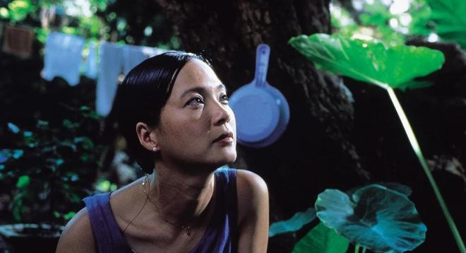Tham gia nghệ thuật từ những năm 1970, NSND Lê Khanh được phong danh hiệu NSND khá sớm, ở tuổi 38. Đến nay, chị đã có 46 năm cống hiến cho sân khấu và điện ảnh với nhiều vai diễn ấn tượng. Chị giành giải Nữ diễn viên chính xuất sắc tại Liên hoan phim Việt Nam lần thứ 10 với vai trong Chuyện tình bên dòng sông và giải Nữ diễn viên chính xuất sắc tại Liên hoan phim Việt Nam lần thứ 22 với vai Lý Lệ Hà trong Gái già lắm chiêu.