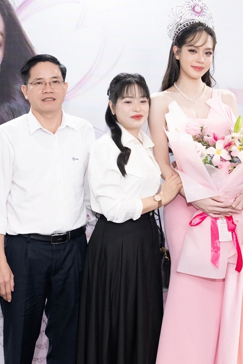 Bà Thảo chia sẻ trên Tiền Phong, từ sau Hoa hậu Việt Nam 2022, Thanh Thủy ý thức được trách nhiệm của một hoa hậu nên luôn làm việc, tham gia các hoạt động một cách nghiêm túc, chu đáo nhất. Ảnh: Người Đưa Tin.