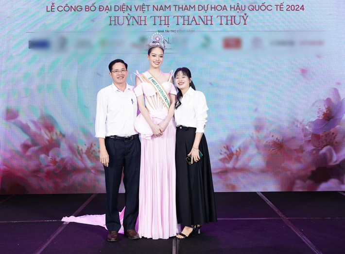 Trong buổi lễ được trao sash đại diện Việt Nam thi Hoa hậu Quốc tế 2024, Thanh Thủy hạnh phúc khi bố mẹ có mặt. Ảnh: FB Thanh Thủy.
