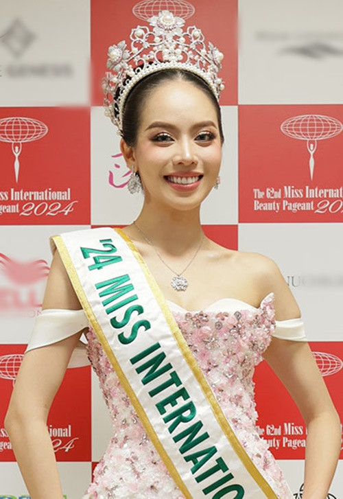 "Chiến thắng hôm nay không chỉ thuộc về riêng Thủy, mà còn là chiến thắng của vẻ đẹp, tinh thần và lòng tốt của người dân Việt Nam. Thủy rất hạnh phúc khi nhận được sự đồng hành và tình yêu thương từ mọi người – nguồn động lực to lớn giúp Thủy vượt qua mọi thử thách sắp tới. Thủy sẽ tiếp tục nỗ lực để xứng đáng với sự tin yêu này, góp phần lan tỏa những giá trị tốt đẹp của đất nước và con người Việt Nam đến bạn bè quốc tế", Thanh Thủy viết. Ảnh: Website Miss International.