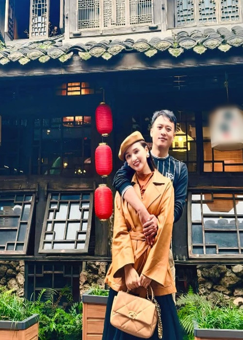 Diễn viên Lã Thanh Huyền vừa khoe ảnh tình tứ bên chồng đại gia khi đi du lịch. Cô gọi nửa kia là "anh người yêu".