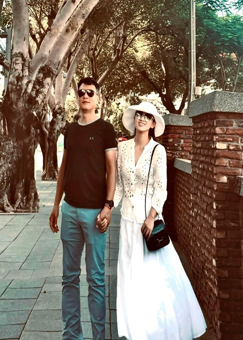 “Nữ diễn viên giàu nhất miền Bắc” chia sẻ trên Người Đưa Tin, cô may mắn khi có hôn nhân êm ấm, một người chồng tâm lý, yêu thương, chiều chuộng vợ.