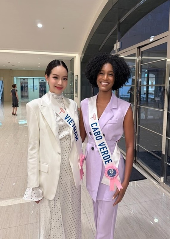 Hoa hậu Thanh Thủy bắt đầu tham gia các hoạt động của cuộc thi Miss International 2024 từ cuối tháng 10/2024. Ngay khi nhập cuộc, đại diện Việt Nam ghi điểm nhờ sự thân thiện. Cô hướng dẫn các thí sinh một số câu chào cơ bản bằng tiếng Việt. Nhờ sự hòa đồng, Thanh Thủy được nhiều thí sinh hỗ trợ chụp ảnh khi cô vô tình để quên điện thoại ở Tokyo. Ảnh: FB Thanh Thủy.