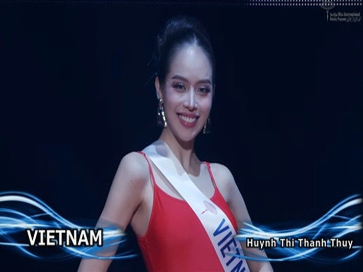 Ở phần thi ứng xử, đại diện Việt Nam nhận câu hỏi: “Đâu là phát triển toàn cầu quan trọng nhất đã ảnh hưởng đến hệ thống giáo dục của thế hệ bạn?”. Ảnh: Vietnamnet.