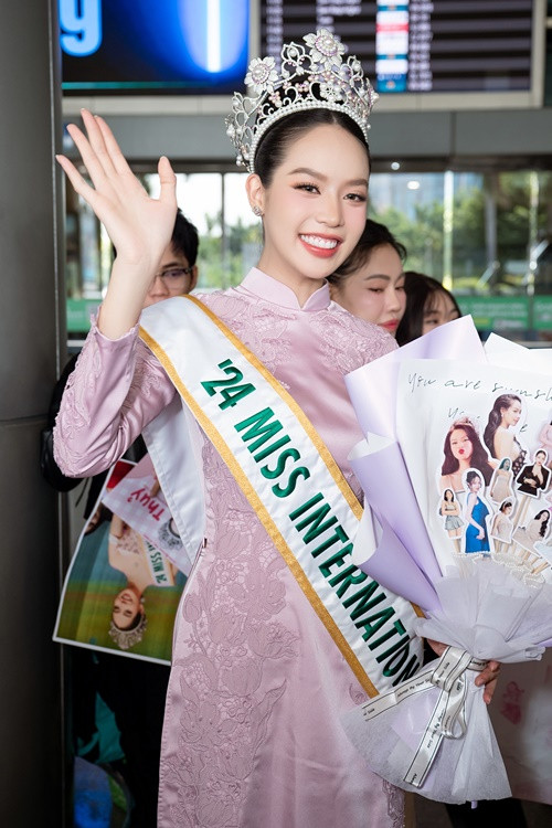 Thanh Thủy đẹp rạng rỡ trong ngày trở về nước.