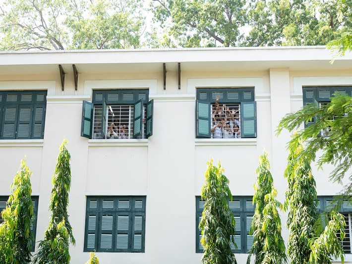 Nhiều học sinh reo hò khi nhận ra Thanh Thủy trên xe diễu hành.
