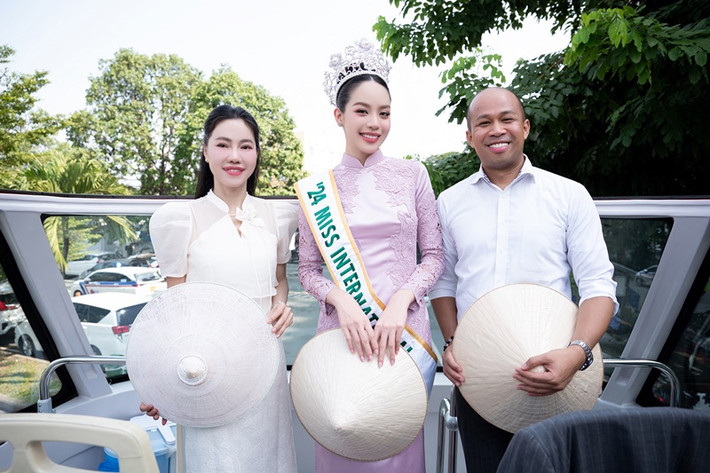 Ngay sau khi xuất hiện tại sân bay, Thanh Thủy lên xe buýt hai tầng cho hành trình qua các tuyến đường trung tâm TP HCM.