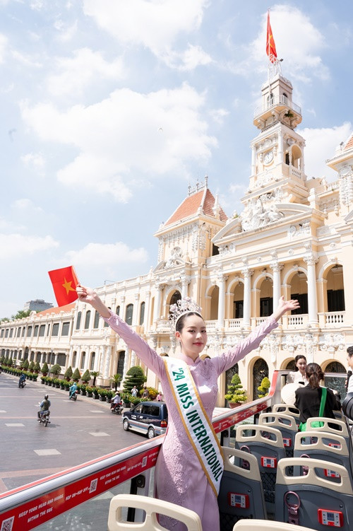 Thanh Thủy chia sẻ, cô cảm thấy rất xúc động vì mọi người đã chờ đợi và chào đón cô rất nồng nhiệt.