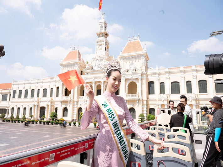 “Tôi xin cảm ơn tình cảm yêu thương của quý vị khán giả. Hôm nay tôi đã thực sự được trở về trong vòng tay yêu thương của khán giả Việt Nam. Tôi thật sự rất vui và tự hào”, cô nói.