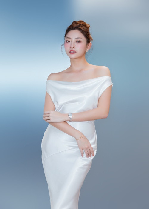 Hoa hậu Lương Thùy Linh vừa đến trường nhập học chương trình tiến sĩ chuyên ngành Kinh tế Quốc tế tại Đại học Kinh tế thuộc Đại học Quốc gia Hà Nội.
