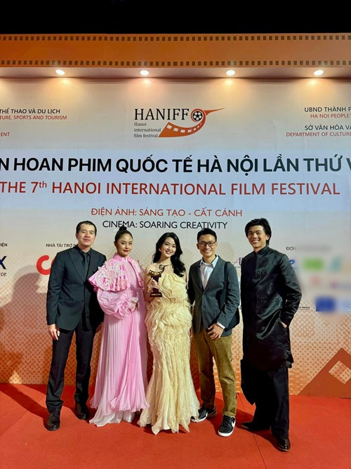 Nữ diễn viên chính phim Ngày xưa có một chuyện tình khoe cúp bên các đồng nghiệp.