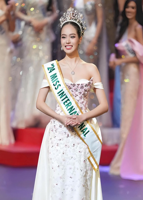 “Cạnh tranh 71 thí sinh, Thanh Thủy đã nổi bật ở cả bán kết và chung kết”, The Express Tribune viết. Ảnh: Fanpage Miss International.