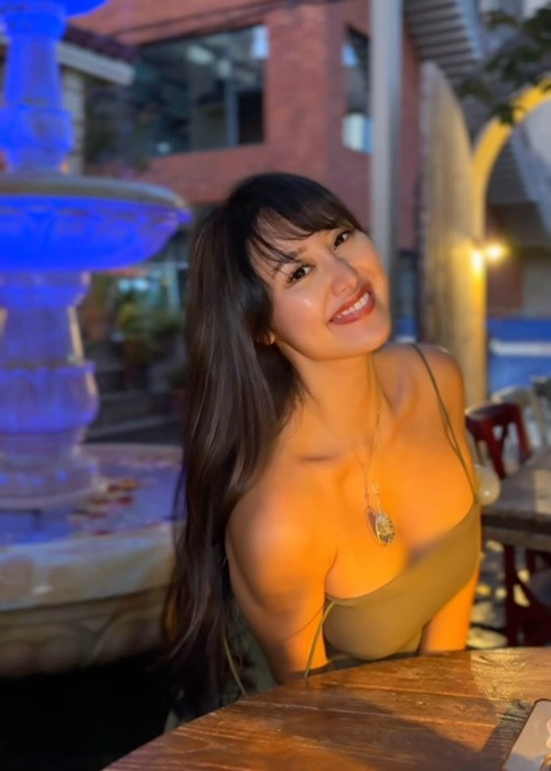 Hot girl người Hàn Quốc Rossy sở hữu vóc dáng đồng hồ cát cùng gu thời trang gợi cảm.