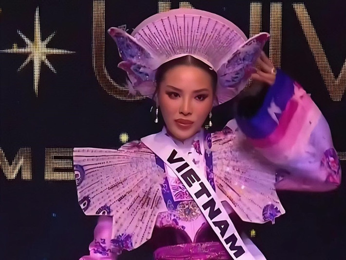 Trong bán kết Miss Universe 2024 diễn ra tại Mexico, Hoa hậu Kỳ Duyên mang đến bộ quốc phục Ngọc Điệp Kỳ Nam. Trang phục lấy cảm hứng từ chiếc Lọng Bướm dưới thời triều Nguyễn vào thế kỷ 20. Ảnh: Fanpage Miss Universe Vietnam.