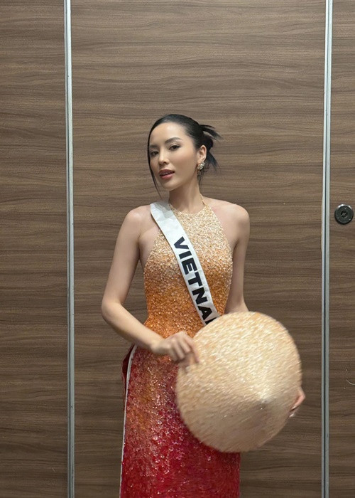 “Người con gái Việt Nam mặc chiếc áo dài thì dù có đi đâu cũng sẽ được nhận ra. Duyên dành chiếc áo dài cho vòng phỏng vấn quan trọng để tăng thêm sự tự tin, sức mạnh cho mình. Mới chợt nhớ ra hôm nay là sinh nhật của mình”, Kỳ Duyên chia sẻ.