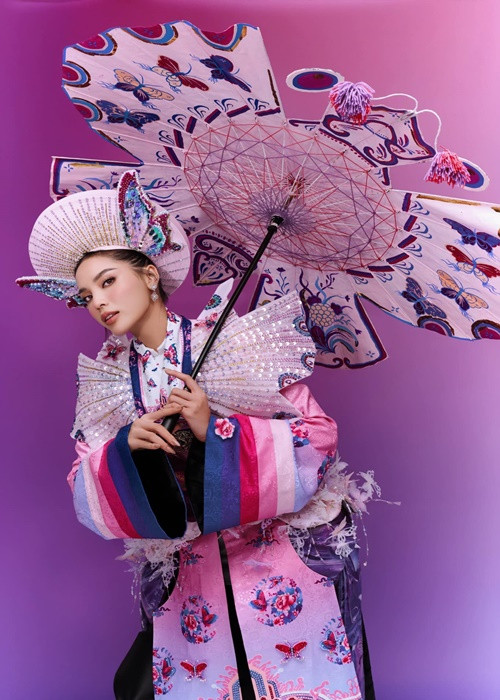 Chiếc lọng bung mở, tạo nên hình ảnh "nhộng hóa bướm" tượng trưng cho sự chuyển mình của Kỳ Duyên.