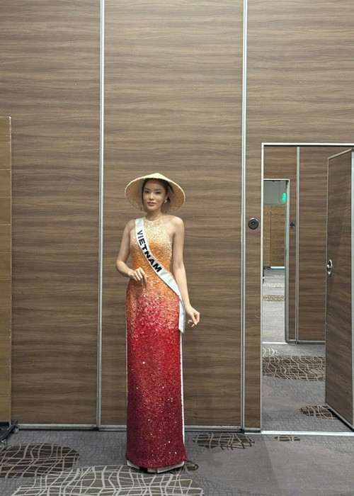 Trước phần thi trang phục dân tộc, Kỳ Duyên hoàn thành buổi phỏng vấn kín với ban giám khảo.