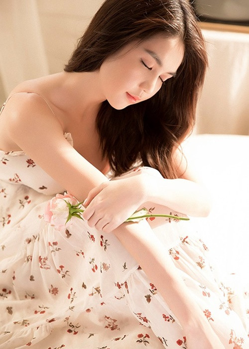 Ngọc Trinh bị gắn mác “chân dài não ngắn” với các phát ngôn tình tiền, nhan sắc gây tranh cãi. Năm 2012, cô chia sẻ: “Cái gì cũng có hai mặt: Tình yêu và tiền. Yêu không tiền thì cạp đất mà ăn à?”.