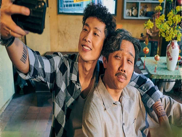 Theo Vietnamnet, Bố già thu hút 5 triệu khán giả vào thời điểm dịch COVID-19 và liên tục xô đổ mọi kỷ lục doanh thu, đánh bại cả các bom tấn doanh thu tỷ USD của Hollywood để leo lên top 1 danh sách các phim có doanh thu cao nhất. Ảnh: Vietnamnet.