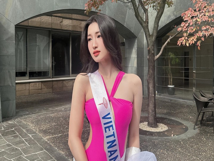 "Trước đó, tôi cũng đã tập lắp ráp và tự đeo lên rất nhiều lần nhưng với sự phức tạp nhất định của trang phục cũng là vấn đề lớn đối với tôi. Mặc dù tôi cũng có sự hỗ trợ của đội ngũ nhân viên tại Hoa hậu Quốc tế và các thí sinh nhưng tôi vẫn luôn cố gắng tự lập để không phiền đến mọi người", người đẹp chia sẻ. Ảnh: FBNV.