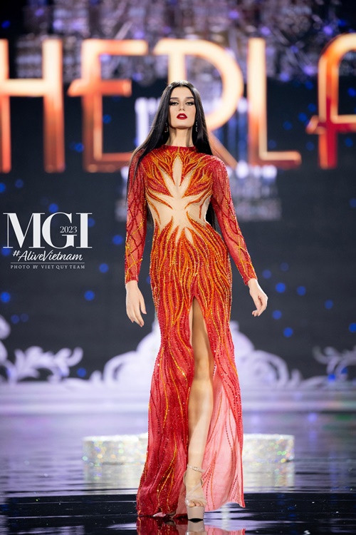 Melissa Bottema cao 1m76. Đại diện Hà Lan là người mẫu, huấn luyện viên thể hình. Melissa từng lọt top 20 Miss Intercontinental 2022 - Hoa hậu Liên lục địa 2022. Hiện tại, đại diện Hà Lan được kỳ vọng làm nên chuyện trong chung kết Hoa hậu Hòa bình Quốc tế 2023.