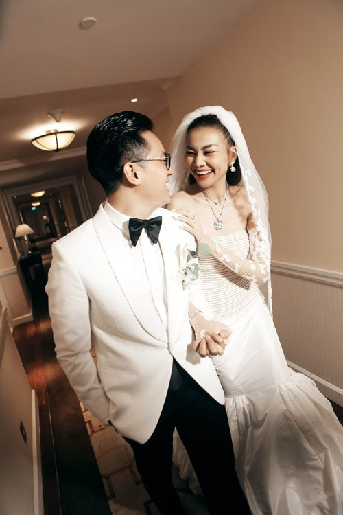 Bạn bè, đồng nghiệp đều vui mừng khi Thanh Hằng lên xe hoa ở tuổi 40. Ảnh: Vietnamnet.