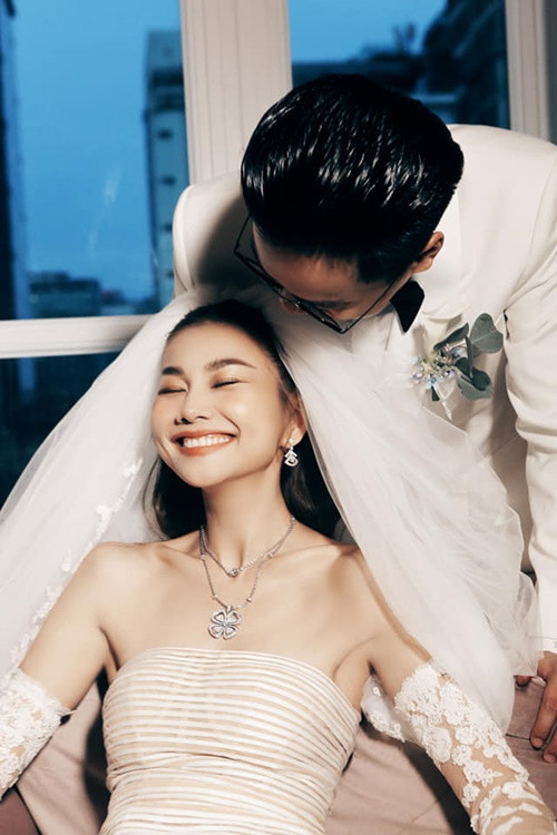 Nhạc trưởng Trần Nhật Minh không rời Thanh Hằng nửa bước. Ảnh: FBNV.