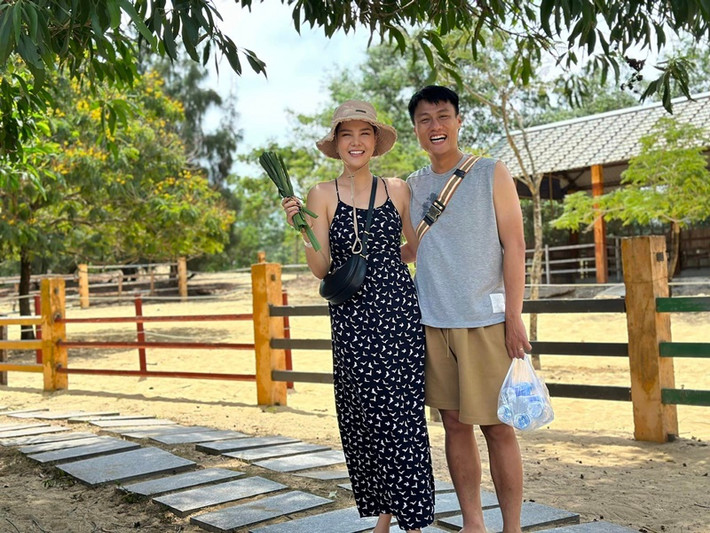 Chia sẻ trên Zing, Kỳ Hân cho biết, nhờ hiểu về điểm yếu, điểm mạnh của nhau nên vợ chồng cô không mấy khi xảy ra xích mích lớn. Mỗi lần vợ giận dỗi, Mạc Hồng Quân là người chủ động làm lành. Ảnh: FBNV.