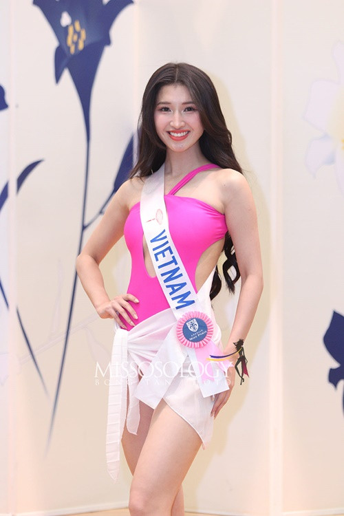 Á hậu Phương Nhi diện trang phục áo tắm một mảnh tông hồng kèm khăn choàng trong phần thi áo tắm ở bán kết Miss International 2023 - Hoa hậu Quốc tế 2023. Trước bán kết, Phương Nhi được chuyên trang sắc đẹp Missosology dự đoán đăng quang. Ảnh: Missosology.