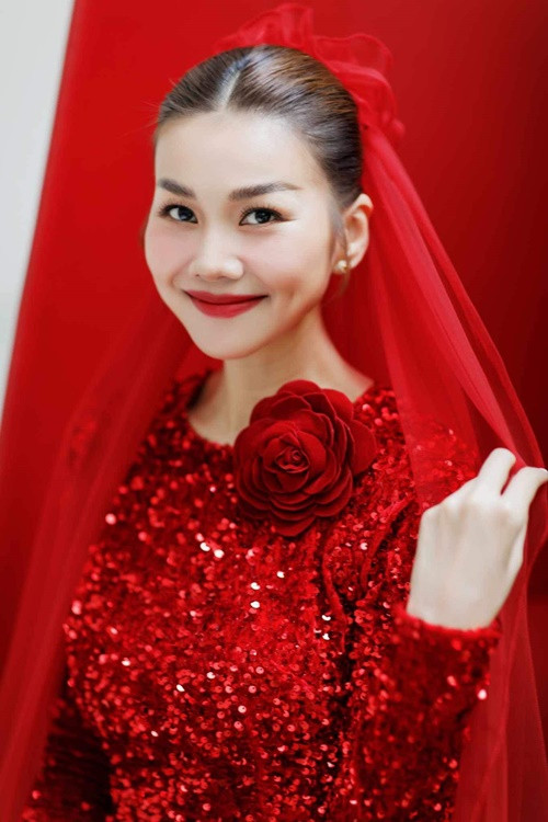 Thanh Hằng đẹp không tỳ vết khi khoác lên mình áo dài cưới.