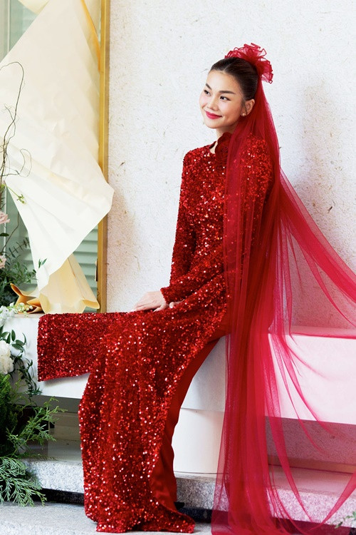 Trên trang cá nhân, siêu mẫu Thanh Hằng vừa viết: "Sắc đỏ cho ngày vui". Đi kèm với đó, cô chia sẻ loạt ảnh diện áo dài đỏ đính đá lấp lánh đi kèm khăn voan trong ngày trọng đại.
