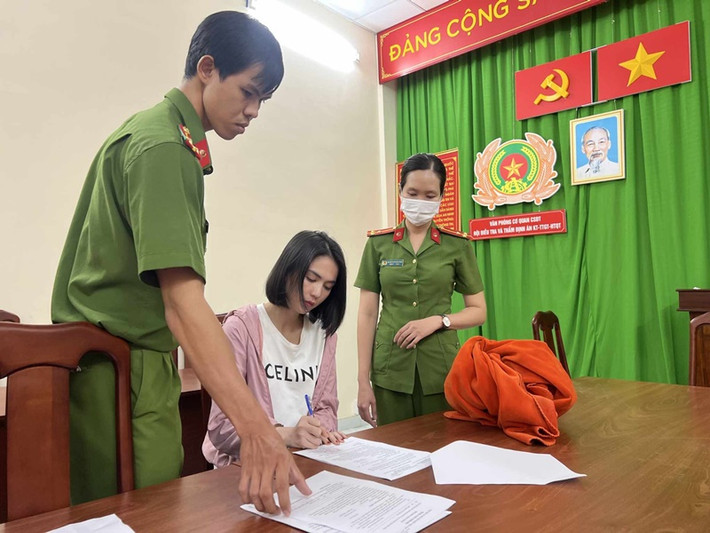 Ngọc Trinh vừa bị khởi tố, bắt tạm giam về tội gây rối trật tự công cộng. Trước đó, cô lái xe phân khối lớn buông hai tay và điều khiển mô tô mà không có giấy phép lái xe. Ảnh: Vietnamnet.