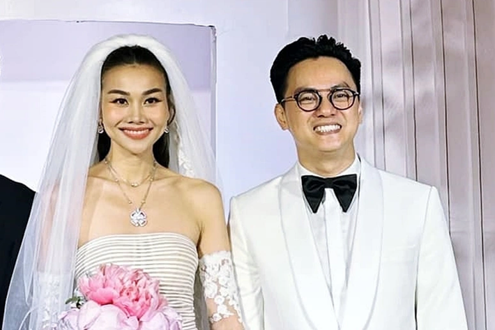 Đón tiếp các khách mời, Thanh Hằng diện váy cưới cúp ngực đuôi cá khoe vai trần gợi cảm. Ảnh: Dân Trí.