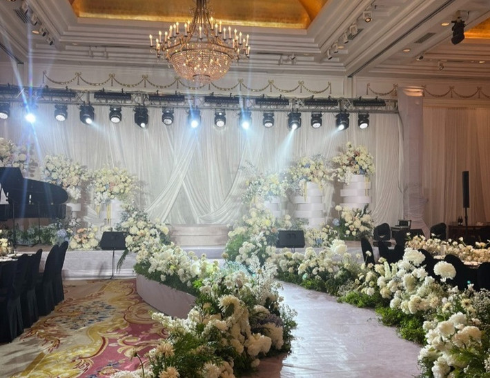 Đám cưới Thanh Hằng và nhạc trưởng Trần Nhật Minh được tổ chức tại nhà hàng sang trọng ở TP HCM vào tối ngày 22/10. Không gian hôn lễ ngập tràn hoa tươi, mang tông màu trắng. Ảnh: Vietnamnet.