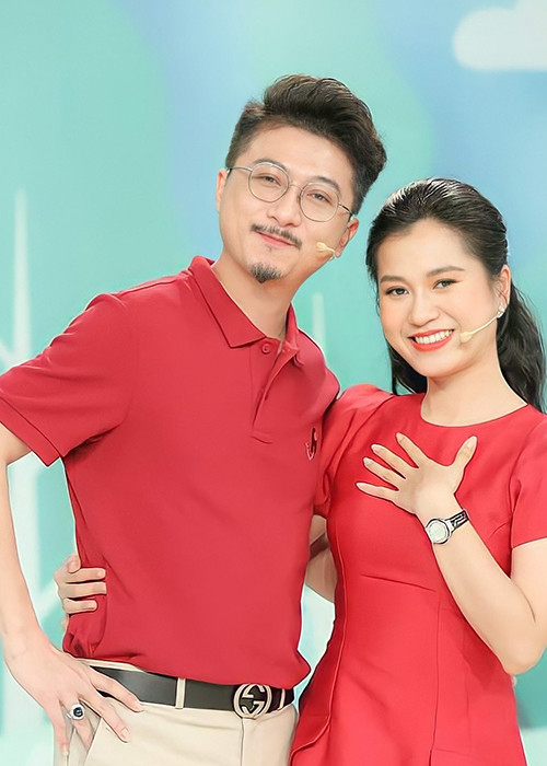 Hứa Minh Đạt chia sẻ trên Zing, bà xã Lâm Vỹ Dạ buồn khi biết có group antifan. Anh khuyên vợ nên bình tĩnh, cứ tiếp tục làm việc của mình một cách chân thành và tận tâm.