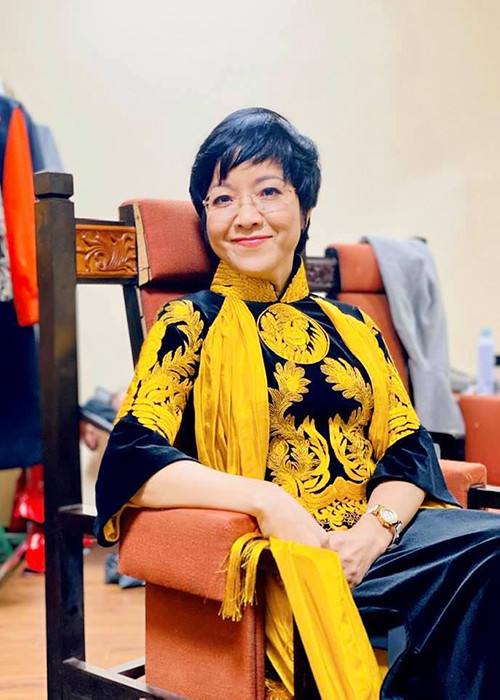 MC Thảo Vân vừa cho biết, trong phần mở đầu chương trình Táo quân 2021, cô đã đi chân đất do đôi giày cao gót cùng bên phải.