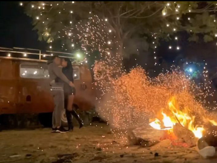 Trên trang cá nhân, Tâm Tít vừa đăng tải clip khóa môi ông xã trong không gian lãng mạn. Đi kèm với đó, nữ diễn viên phim "Chiếc giường chia đôi" làm thơ: "Bánh chuối cần nướng, đậu phụ cần tương/ Dù em phi thường, vẫn cần anh thương".