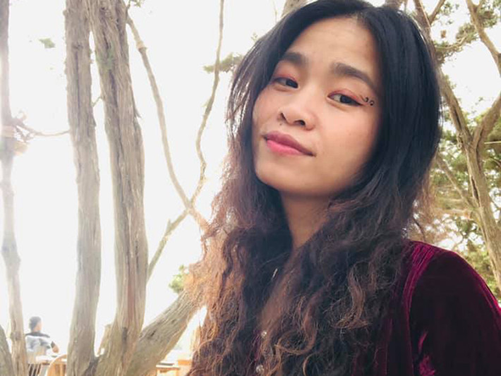 “Tôi đã từng "gan lì" chiến thắng COVID-19 tại nhà một mình mà không dùng bất kì loại thuốc nào, chỉ uống trà gừng, chanh mật ong, ăn súp gà rau củ. Có lúc nhiệt độ cơ thể xuống rất thấp, người tôi run lên, tôi đã phải gọi điện cho một người bạn bác sĩ để xin chỉ dẫn lúc nguy cấp phải làm gì. Cuối cùng tôi đã thắng và một lần nữa tin vào sức mạnh của tinh thần", cô nói.