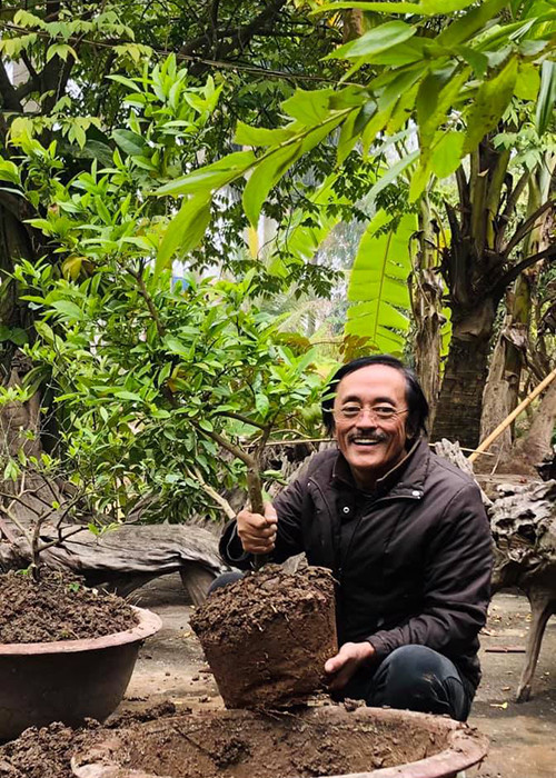Anh tiết lộ vì sao luôn tươi cười. “Mình không hồn nhiên yêu đời như mọi người tưởng đâu. Chỉ vì ai đến thăm cũng toe toét. Từ vị giáo sư đến cô tạp vụ, từ lũ bạn học cũ đến đồng nghiệp ai cũng toe toét cả chẳng lẽ mình mếu sao”, Giang Còi nói.