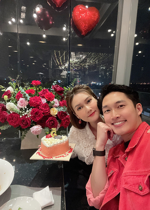 Đình Tú hẹn hò Hương Giang trong 5 năm qua. Cả hai nảy sinh tình cảm sau khi đóng chung phim "Lặng yên dưới vực sâu".