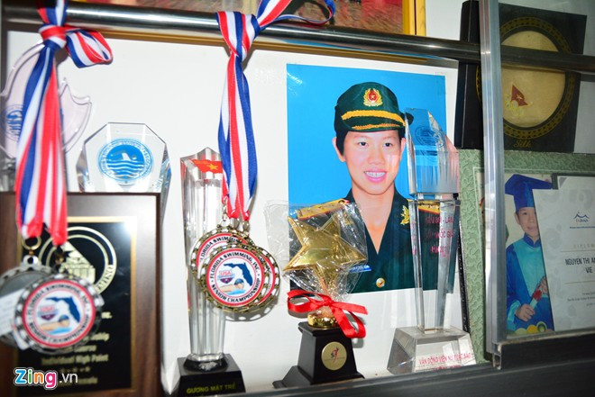 Một góc nhỏ trưng chiến tích của nhà vô địch SEA Games. Ánh Viên dù đạt nhiều thành tích cao nhưng rất giản dị, hòa đồng. Cô không thích việc trưng thành tích vì thấy ngượng. Nhưng sau đó, bố của cô phải làm việc này bởi nếu không bảo quản tốt, một số huy chương, bằng khen có thể bị hỏng.