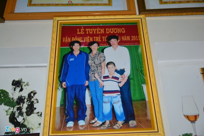 Ánh Viên chụp ảnh cùng bố mẹ và em trai tại lễ tuyên dương VĐV trẻ toàn quốc năm 2011. Đây là năm bản lề mà Ánh Viên tạo ra bước đột phá về thành tích. Cô giành 10 HCV/10 nội dung đăng ký ở giải bơi các nhóm tuổi toàn quốc. Cuối năm đó, cô giành 2 HCB ở nội dung 100 m bơi ngửa và 400 m hỗn hợp ở SEA Games.