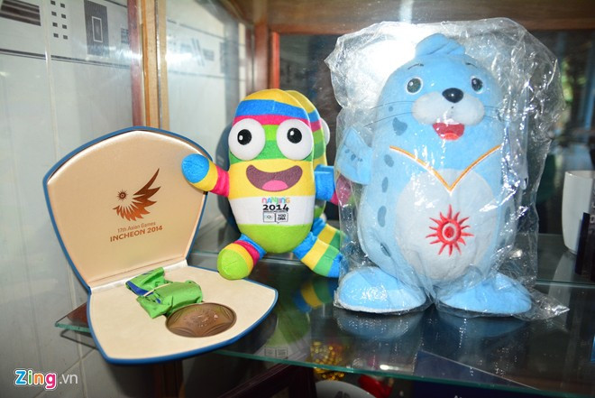 Những linh vật ngộ nghĩnh ở Olympic trẻ 2014 và ASIAD Incheon cùng năm được Ánh Viên cẩn thận giữ lại, để ở một nơi riêng.