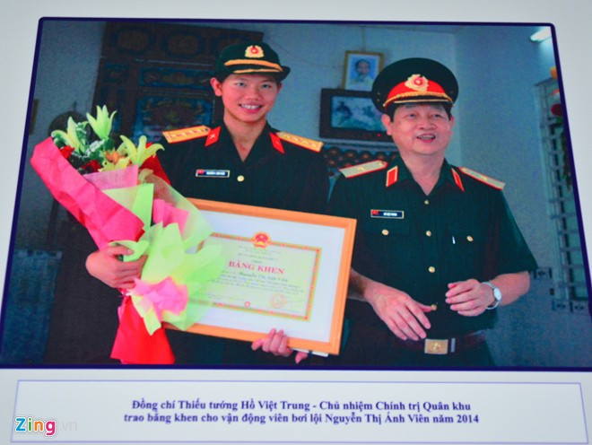 Nhờ những thành tích xuất sắc trong những năm qua, Ánh Viên đã được trao quân hàm Đại úy trước niên hạn.