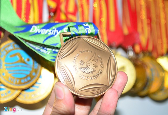 Tấm HCĐ ASIAD mà Ánh Viên nhận được cuối năm ngoái ở Incheon. Ở giải đấu này, cô đoạt HCĐ ở nội dung 200 m ngửa nữ và 400 m hỗn hợp. Đây là huy chương châu lục đầu tiên của thể thao Việt Nam ở môn bơi.